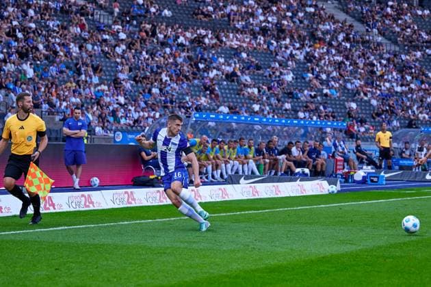 JonJoe Kenny (Hertha BSC, 16), GER, Hertha BSC vs. SSV Jahn Regensburg, Fussball Herren, 2. Bundesliga, Saison 2024 2025, 03. Spieltag, 24.08.2024. (DFL REGULATIONS PROHIBIT ANY USE OF PHOTOGRAPHS AS IMAGE SEQUENCES AND OR QUASI - VIDEO). GER, Hertha BSC vs. SSV Jahn Regensburg, Fussball Herren, 2. Bundesliga, Saison 2024 2025, 03. Spieltag, 24.08.2024. Berlin