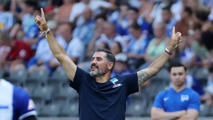 Trainer Cristian Fiel zeigend, gestikulierend Aktion Oberkörper Fußball Fussball DFL 2.Bundesliga Herren 3.Spieltag Saison 2024 2025 24.08.2024 Hertha BSC Berlin vs. SSV Jahn Regensburg DFL regulations prohibit any use of photographs as image sequences and or quasi-video