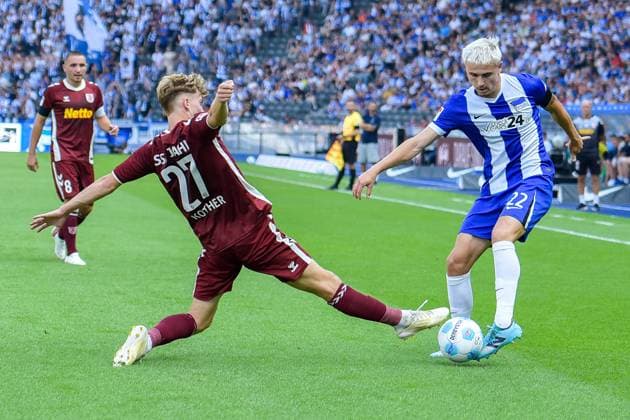 24.08.2024, xlakx, Fussball 2.Bundesliga, Hertha BSC Berlin - Jahn Regensburg emspor, v.l. Dominik Kother (SSV Jahn Regensburg 27),Marten Winkler (Hertha BSC 22),Zweikampf, Duell, Kampf, tackle (DFL DFB REGULATIONS PROHIBIT ANY USE OF PHOTOGRAPHS as IMAGE SEQUENCES and or QUASI-VIDEO) Daniel Lakomski Jan Huebner Berlin