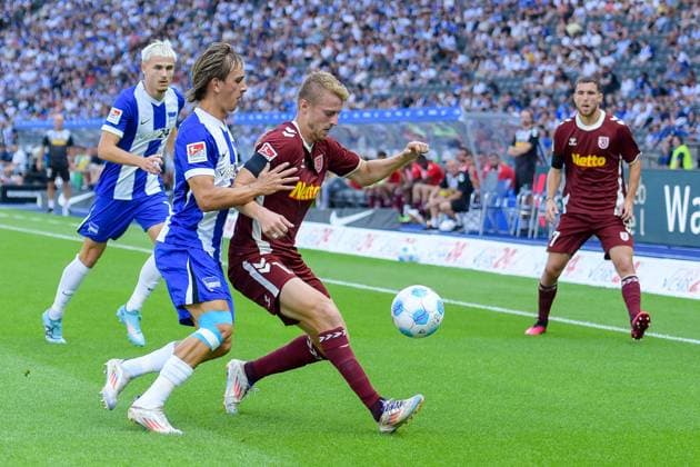 24.08.2024, xlakx, Fussball 2.Bundesliga, Hertha BSC Berlin - Jahn Regensburg emspor, v.l. Michal Karbownik (Hertha BSC 33),Sebastian Ernst (SSV Jahn Regensburg 15),Zweikampf, Duell, Kampf, tackle (DFL DFB REGULATIONS PROHIBIT ANY USE OF PHOTOGRAPHS as IMAGE SEQUENCES and or QUASI-VIDEO) Daniel Lakomski Jan Huebner Berlin