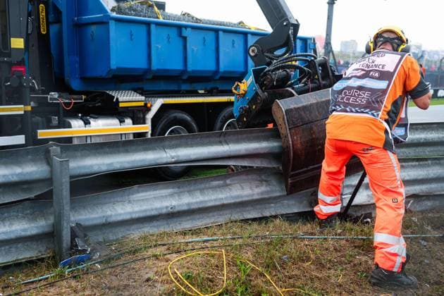 Marshals repairing the barrier after the crash of Logan Sergeant in FP3, during the Formula 1 Heineken Dutch Grand Prix 2024, 15th round of the 2024 Formula One World Championship, WM, Weltmeisterschaft from August 23 to 25, 2024 on the Circuit Zandvoort, in Zandvoort, Netherlands - F1 - DUTCH GRAND PRIX 2024 DPPI Panoramic  240824_R15_OLANDA_DP_FG009073