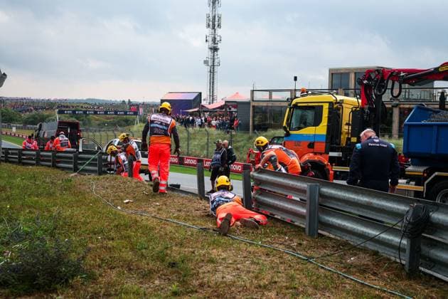 Marshals repairing the barrier after the crash of Logan Sergeant in FP3, during the Formula 1 Heineken Dutch Grand Prix 2024, 15th round of the 2024 Formula One World Championship, WM, Weltmeisterschaft from August 23 to 25, 2024 on the Circuit Zandvoort, in Zandvoort, Netherlands - F1 - DUTCH GRAND PRIX 2024 DPPI Panoramic  240824_R15_OLANDA_DP_FG009075
