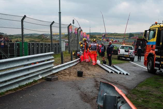 Marshals repairing the barrier after the crash of Logan Sergeant in FP3, during the Formula 1 Heineken Dutch Grand Prix 2024, 15th round of the 2024 Formula One World Championship, WM, Weltmeisterschaft from August 23 to 25, 2024 on the Circuit Zandvoort, in Zandvoort, Netherlands - F1 - DUTCH GRAND PRIX 2024 DPPI Panoramic  240824_R15_OLANDA_DP_FG009076