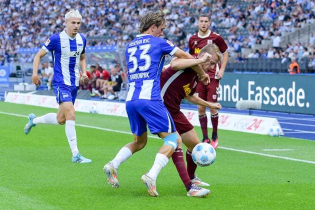 24.08.2024, xlakx, Fussball 2.Bundesliga, Hertha BSC Berlin - Jahn Regensburg emspor, v.l. Michal Karbownik (Hertha BSC 33),Sebastian Ernst (SSV Jahn Regensburg 15),Zweikampf, Duell, Kampf, tackle (DFL DFB REGULATIONS PROHIBIT ANY USE OF PHOTOGRAPHS as IMAGE SEQUENCES and or QUASI-VIDEO) Daniel Lakomski Jan Huebner Berlin