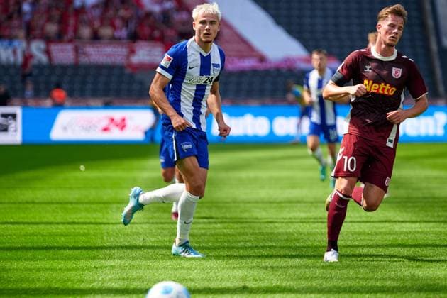 Marten Winkler (Hertha BSC, 22), Christian Viet (SSV Jahn Regensburg, 10), GER, Hertha BSC vs. SSV Jahn Regensburg, Fussball Herren, 2. Bundesliga, Saison 2024 2025, 03. Spieltag, 24.08.2024. (DFL REGULATIONS PROHIBIT ANY USE OF PHOTOGRAPHS AS IMAGE SEQUENCES AND OR QUASI - VIDEO). GER, Hertha BSC vs. SSV Jahn Regensburg, Fussball Herren, 2. Bundesliga, Saison 2024 2025, 03. Spieltag, 24.08.2024. Berlin