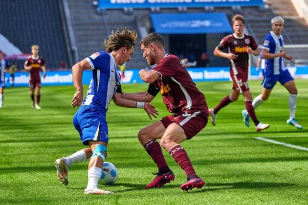 Michal Karbownik (Hertha BSC, 33), Oscar Schoenfelder (SSV Jahn Regensburg, 07), GER, Hertha BSC vs. SSV Jahn Regensburg, Fussball Herren, 2. Bundesliga, Saison 2024 2025, 03. Spieltag, 24.08.2024. (DFL REGULATIONS PROHIBIT ANY USE OF PHOTOGRAPHS AS IMAGE SEQUENCES AND OR QUASI - VIDEO). GER, Hertha BSC vs. SSV Jahn Regensburg, Fussball Herren, 2. Bundesliga, Saison 2024 2025, 03. Spieltag, 24.08.2024. Berlin