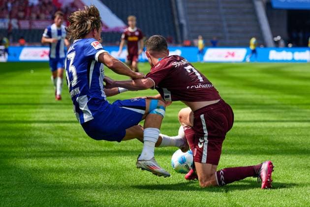 Michal Karbownik (Hertha BSC, 33), Oscar Schoenfelder (SSV Jahn Regensburg, 07), GER, Hertha BSC vs. SSV Jahn Regensburg, Fussball Herren, 2. Bundesliga, Saison 2024 2025, 03. Spieltag, 24.08.2024. (DFL REGULATIONS PROHIBIT ANY USE OF PHOTOGRAPHS AS IMAGE SEQUENCES AND OR QUASI - VIDEO). GER, Hertha BSC vs. SSV Jahn Regensburg, Fussball Herren, 2. Bundesliga, Saison 2024 2025, 03. Spieltag, 24.08.2024. Berlin