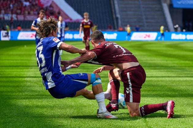 Michal Karbownik (Hertha BSC, 33), Oscar Schoenfelder (SSV Jahn Regensburg, 07), GER, Hertha BSC vs. SSV Jahn Regensburg, Fussball Herren, 2. Bundesliga, Saison 2024 2025, 03. Spieltag, 24.08.2024. (DFL REGULATIONS PROHIBIT ANY USE OF PHOTOGRAPHS AS IMAGE SEQUENCES AND OR QUASI - VIDEO). GER, Hertha BSC vs. SSV Jahn Regensburg, Fussball Herren, 2. Bundesliga, Saison 2024 2025, 03. Spieltag, 24.08.2024. Berlin