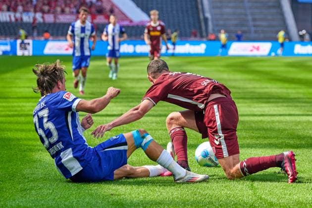 Michal Karbownik (Hertha BSC, 33), Oscar Schoenfelder (SSV Jahn Regensburg, 07), GER, Hertha BSC vs. SSV Jahn Regensburg, Fussball Herren, 2. Bundesliga, Saison 2024 2025, 03. Spieltag, 24.08.2024. (DFL REGULATIONS PROHIBIT ANY USE OF PHOTOGRAPHS AS IMAGE SEQUENCES AND OR QUASI - VIDEO). GER, Hertha BSC vs. SSV Jahn Regensburg, Fussball Herren, 2. Bundesliga, Saison 2024 2025, 03. Spieltag, 24.08.2024. Berlin
