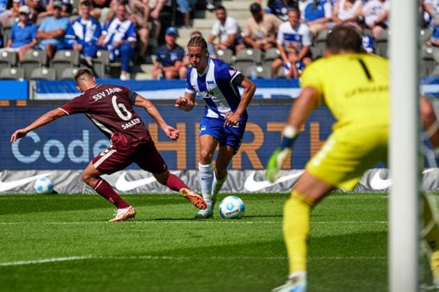 Benedikt Saller (SSV Jahn Regensburg, 06), Derry Scherhant (Hertha BSC, 39), GER, Hertha BSC vs. SSV Jahn Regensburg, Fussball Herren, 2. Bundesliga, Saison 2024 2025, 03. Spieltag, 24.08.2024. (DFL REGULATIONS PROHIBIT ANY USE OF PHOTOGRAPHS AS IMAGE SEQUENCES AND OR QUASI - VIDEO). GER, Hertha BSC vs. SSV Jahn Regensburg, Fussball Herren, 2. Bundesliga, Saison 2024 2025, 03. Spieltag, 24.08.2024. Berlin