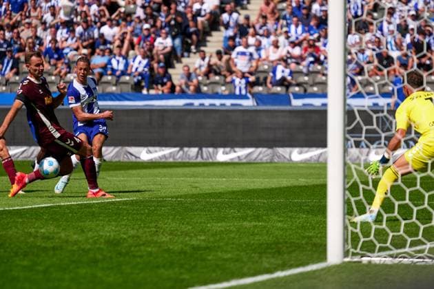 Florian Ballas (SSV Jahn Regensburg, 04), Derry Scherhant (Hertha BSC, 39), GER, Hertha BSC vs. SSV Jahn Regensburg, Fussball Herren, 2. Bundesliga, Saison 2024 2025, 03. Spieltag, 24.08.2024. (DFL REGULATIONS PROHIBIT ANY USE OF PHOTOGRAPHS AS IMAGE SEQUENCES AND OR QUASI - VIDEO). GER, Hertha BSC vs. SSV Jahn Regensburg, Fussball Herren, 2. Bundesliga, Saison 2024 2025, 03. Spieltag, 24.08.2024. Berlin