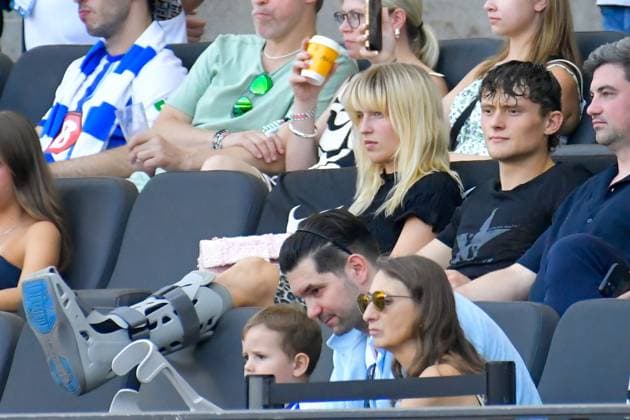 Sport Bilder des Tages 24.08.2024, xlakx, Fussball 2.Bundesliga, Hertha BSC Berlin - Jahn Regensburg emspor, v.l. Fabian Reese (Hertha BSC 11),verletzt mit Schiene sitzend auf der Tribuene (DFL DFB REGULATIONS PROHIBIT ANY USE OF PHOTOGRAPHS as IMAGE SEQUENCES and or QUASI-VIDEO) Daniel Lakomski Jan Huebner Berlin