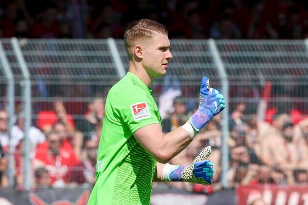 Torhueter Julian Krahl (1. FC Kaiserslautern) gestikuliert, 2. Bundesliga, Preußen Münster vs 1. FC Kaiserslautern, Preußenstadion am 24. August 2024 in Münster, Deutschland. (Foto von Marco Steinbrenner DeFodi Images) Torhueter Julian Krahl (1. FC Kaiserslautern) gestures, 2. Bundesliga, Preußen Münster vs 1. FC Kaiserslautern, Preußenstadion, August 24, 2024 in Münster, Germany. (Photo by Marco Steinbrenner DeFodi Images) DFB DFL REGULATIONS PROHIBIT ANY USE OF PHOTOGRAPHS AS IMAGE SEQUENCES AND OR QUASI-VIDEO. Defodi-700_scp_fcK_20240824_040