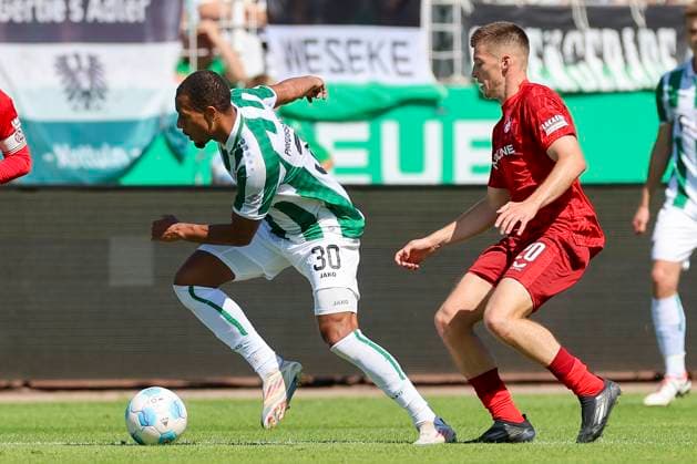 Etienne Amenyido (SC Preussen Muenster) und Tobias Raschl (1. FC Kaiserslautern) kaempfen um den Ball, 2. Bundesliga, Preußen Münster vs 1. FC Kaiserslautern, Preußenstadion am 24. August 2024 in Münster, Deutschland. (Foto von Marco Steinbrenner DeFodi Images) Etienne Amenyido (SC Preussen Muenster) und Tobias Raschl (1. FC Kaiserslautern) battle for the ball, 2. Bundesliga, Preußen Münster vs 1. FC Kaiserslautern, Preußenstadion, August 24, 2024 in Münster, Germany. (Photo by Marco Steinbrenner DeFodi Images) DFB DFL REGULATIONS PROHIBIT ANY USE OF PHOTOGRAPHS AS IMAGE SEQUENCES AND OR QUASI-VIDEO. Defodi-700_scp_fcK_20240824_045