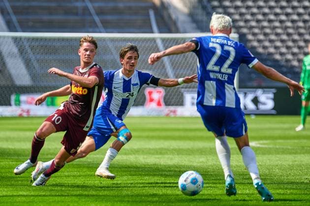 Christian Viet (SSV Jahn Regensburg, 10), Michal Karbownik (Hertha BSC, 33), Marten Winkler (Hertha BSC, 22), GER, Hertha BSC vs. SSV Jahn Regensburg, Fussball Herren, 2. Bundesliga, Saison 2024 2025, 03. Spieltag, 24.08.2024. (DFL REGULATIONS PROHIBIT ANY USE OF PHOTOGRAPHS AS IMAGE SEQUENCES AND OR QUASI - VIDEO). GER, Hertha BSC vs. SSV Jahn Regensburg, Fussball Herren, 2. Bundesliga, Saison 2024 2025, 03. Spieltag, 24.08.2024. Berlin