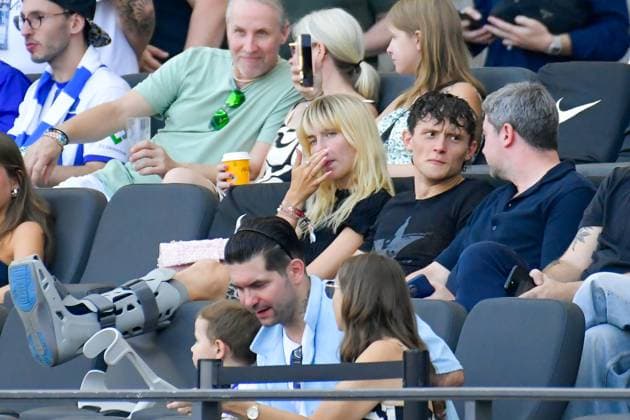 24.08.2024, xlakx, Fussball 2.Bundesliga, Hertha BSC Berlin - Jahn Regensburg emspor, v.l. Hertha-Profi Fabian Reese verletzt auf der Tribuene und seine Freundin Johanna Gruenewald (DFL DFB REGULATIONS PROHIBIT ANY USE OF PHOTOGRAPHS as IMAGE SEQUENCES and or QUASI-VIDEO) Daniel Lakomski Jan Huebner Berlin