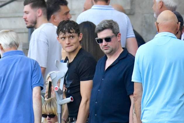 24.08.2024, xlakx, Fussball 2.Bundesliga, Hertha BSC Berlin - Jahn Regensburg emspor, v.l. Fabian Reese (Hertha BSC 11),verletzt auf der Tribuene mit Kruecken (DFL DFB REGULATIONS PROHIBIT ANY USE OF PHOTOGRAPHS as IMAGE SEQUENCES and or QUASI-VIDEO) Daniel Lakomski Jan Huebner Berlin