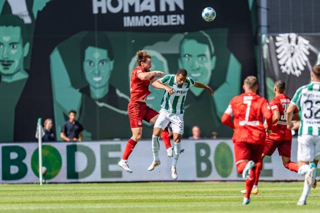 24.08.2024, SC Preußen Münster vs. 1. FC Kaiserslautern, 2. Bundesliga, 3. Spieltag Zweikampf Jannis Heuer (1. FC Kaiserslautern, 24) Etienne Amenyido (Preussen Muenster, 30) Wichtiger Hinweis: Gemaess den Vorgaben der DFL Deutsche Fussball Liga bzw. des DFB Deutscher Fussball-Bund ist es untersagt, in dem Stadion und oder vom Spiel angefertigte Fotoaufnahmen in Form von Sequenzbildern und oder videoaehnlichen Fotostrecken zu verwerten Foto: Bahho Kara Kirchner-Media