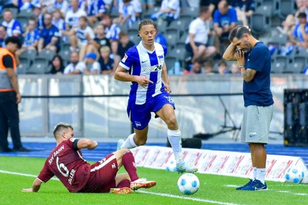 24.08.2024, xlakx, Fussball 2.Bundesliga, Hertha BSC Berlin - Jahn Regensburg emspor, v.l. Benedikt Saller (SSV Jahn Regensburg 6),Derry Scherhant,Joe Enochs (SSV Jahn Regensburg Trainer),Zweikampf, Duell, Kampf, tackle (DFL DFB REGULATIONS PROHIBIT ANY USE OF PHOTOGRAPHS as IMAGE SEQUENCES and or QUASI-VIDEO) Daniel Lakomski Jan Huebner Berlin