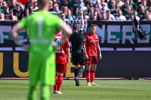 24.08.2024, Fussball, 2. Bundesliga, 3. Spieltag Saison 2024 2025, Preußen Münster - 1. FC Kaiserslautern, Gelbe Karte für Erik Wekesser (1. FC Kaiserslautern), xRHR-FOTO TKx