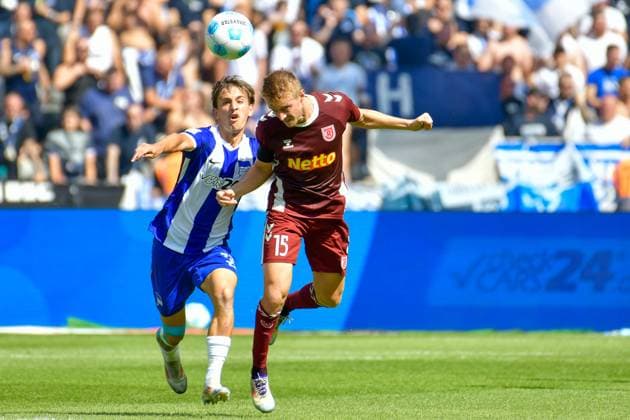 24.08.2024, xlakx, Fussball 2.Bundesliga, Hertha BSC Berlin - Jahn Regensburg emspor, v.l. Michal Karbownik (Hertha BSC 33),Sebastian Ernst (SSV Jahn Regensburg 15),Zweikampf, Duell, Kampf, tackle (DFL DFB REGULATIONS PROHIBIT ANY USE OF PHOTOGRAPHS as IMAGE SEQUENCES and or QUASI-VIDEO) Daniel Lakomski Jan Huebner Berlin