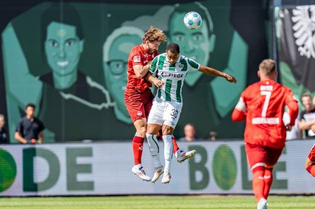 24.08.2024, SC Preußen Münster vs. 1. FC Kaiserslautern, 2. Bundesliga, 3. Spieltag Zweikampf Jannis Heuer (1. FC Kaiserslautern, 24) Etienne Amenyido (Preussen Muenster, 30) Wichtiger Hinweis: Gemaess den Vorgaben der DFL Deutsche Fussball Liga bzw. des DFB Deutscher Fussball-Bund ist es untersagt, in dem Stadion und oder vom Spiel angefertigte Fotoaufnahmen in Form von Sequenzbildern und oder videoaehnlichen Fotostrecken zu verwerten Foto: Bahho Kara Kirchner-Media