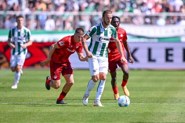 24.08.2024, Fussball, 2. Bundesliga, 3. Spieltag Saison 2024 2025, Preußen Münster - 1. FC Kaiserslautern, Tobias Raschl (1. FC Kaiserslautern), Jorrit Hendrix (SC Preussen Münster) xRHR-FOTO TKx