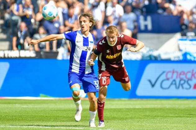 24.08.2024, xlakx, Fussball 2.Bundesliga, Hertha BSC Berlin - Jahn Regensburg emspor, v.l. Michal Karbownik (Hertha BSC 33),Sebastian Ernst (SSV Jahn Regensburg 15),Zweikampf, Duell, Kampf, tackle (DFL DFB REGULATIONS PROHIBIT ANY USE OF PHOTOGRAPHS as IMAGE SEQUENCES and or QUASI-VIDEO) Daniel Lakomski Jan Huebner Berlin