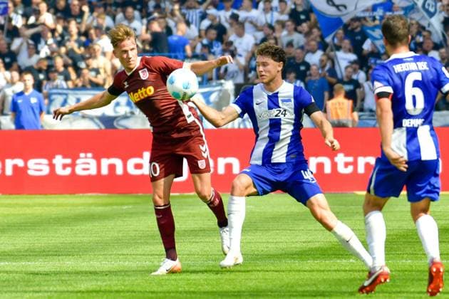 24.08.2024, xlakx, Fussball 2.Bundesliga, Hertha BSC Berlin - Jahn Regensburg emspor, v.l. Christian Viet (SSV Jahn Regensburg 10),Linus Gechter (Hertha BSC 44),Zweikampf, Duell, Kampf, tackle (DFL DFB REGULATIONS PROHIBIT ANY USE OF PHOTOGRAPHS as IMAGE SEQUENCES and or QUASI-VIDEO) Daniel Lakomski Jan Huebner Berlin