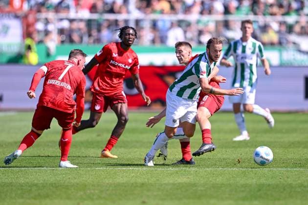 24.08.2024, Fussball, 2. Bundesliga, 3. Spieltag Saison 2024 2025, Preußen Münster - 1. FC Kaiserslautern, Tobias Raschl (1. FC Kaiserslautern), Jorrit Hendrix (SC Preussen Münster) xRHR-FOTO TKx