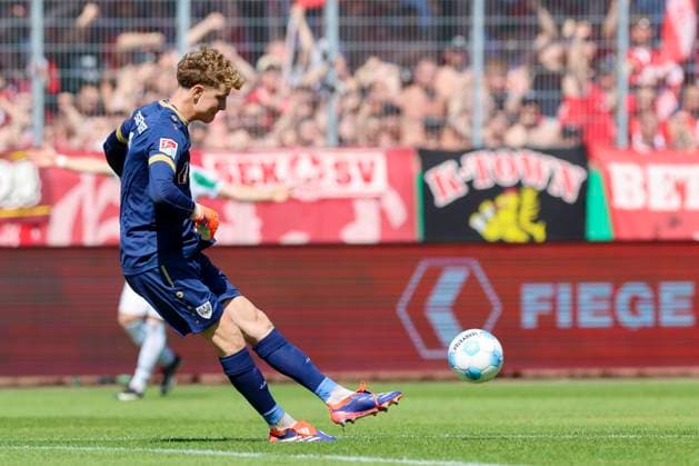 Torhueter Johannes Schenk (SC Preussen Muenster) kontrolliert den Ball, 2. Bundesliga, Preußen Münster vs 1. FC Kaiserslautern, Preußenstadion am 24. August 2024 in Münster, Deutschland. (Foto von Marco Steinbrenner DeFodi Images) Torhueter Johannes Schenk (SC Preussen Muenster) controls the ball, 2. Bundesliga, Preußen Münster vs 1. FC Kaiserslautern, Preußenstadion, August 24, 2024 in Münster, Germany. (Photo by Marco Steinbrenner DeFodi Images) DFB DFL REGULATIONS PROHIBIT ANY USE OF PHOTOGRAPHS AS IMAGE SEQUENCES AND OR QUASI-VIDEO. Defodi-700_scp_fcK_20240824_056