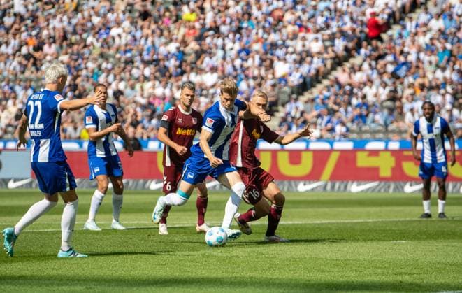Fussball, Herren, Saison 2024 2025, 2. Bundesliga (3. Spieltag), Hertha BSC - SSV Jahn Regensburg, v.l. Marten Winkler (Hertha BSC), Benedikt Saller (Jahn Regensburg), Luca Schuler (Hertha BSC), Louis Breunig (Jahn Regensburg), 24.08. 2024,