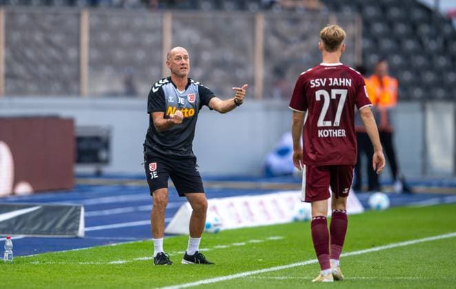 Fussball, Herren, Saison 2024 2025, 2. Bundesliga (3. Spieltag), Hertha BSC - SSV Jahn Regensburg, v.l. Trainer Joe Enochs (Jahn Regensburg), Dominik Kother (Jahn Regensburg), 24.08. 2024,