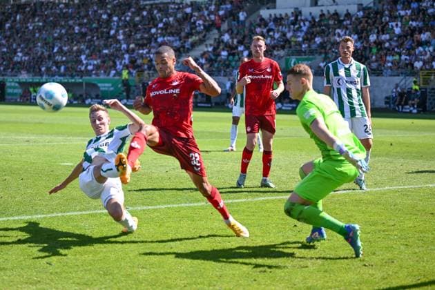 24.08.2024, Fussball, 2. Bundesliga, 3. Spieltag Saison 2024 2025, Preußen Münster - 1. FC Kaiserslautern, Joshua Mees (SC Preussen Münster), Jan Gyameragh(1. FC Kaiserslautern) xRHR-FOTO TKx