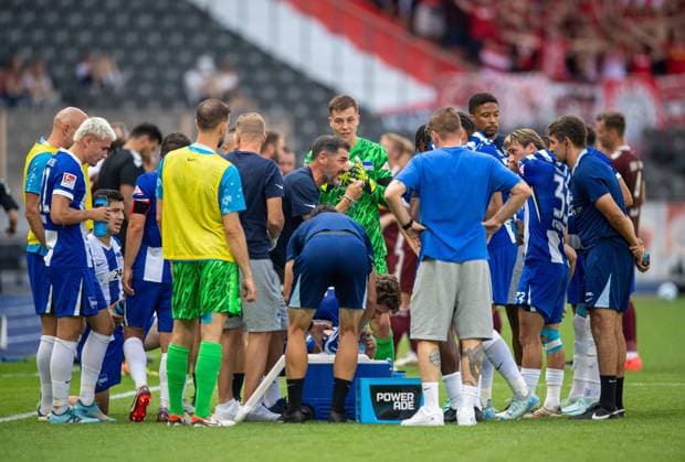 Fussball, Herren, Saison 2024 2025, 2. Bundesliga (3. Spieltag), Hertha BSC - SSV Jahn Regensburg, Trainer Cristian Fiel (Hertha BSC) spricht während einer Trinkpause zu seinen Spielern, 24.08. 2024,