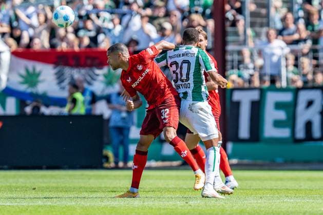 24.08.2024, SC Preußen Münster vs. 1. FC Kaiserslautern, 2. Bundesliga, 3. Spieltag Jan Gyamerah (1. FC Kaiserslautern, 32) Etienne Amenyido (Preussen Muenster, 30) Wichtiger Hinweis: Gemaess den Vorgaben der DFL Deutsche Fussball Liga bzw. des DFB Deutscher Fussball-Bund ist es untersagt, in dem Stadion und oder vom Spiel angefertigte Fotoaufnahmen in Form von Sequenzbildern und oder videoaehnlichen Fotostrecken zu verwerten Foto: Bahho Kara Kirchner-Media