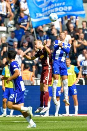 24.08.2024, xlakx, Fussball 2.Bundesliga, Hertha BSC Berlin - Jahn Regensburg emspor, v.l. Louis Breunig (SSV Jahn Regensburg 16),Michael Cuisance (Hertha BSC 27),Zweikampf, Duell, Kampf, tackle (DFL DFB REGULATIONS PROHIBIT ANY USE OF PHOTOGRAPHS as IMAGE SEQUENCES and or QUASI-VIDEO) Daniel Lakomski Jan Huebner Berlin