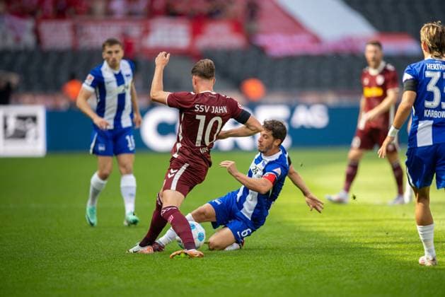 Fussball, Herren, Saison 2024 2025, 2. Bundesliga (3. Spieltag), Hertha BSC - SSV Jahn Regensburg, v.l. Christian Viet (Jahn Regensburg), Diego Demme (Hertha BSC), 24.08. 2024,