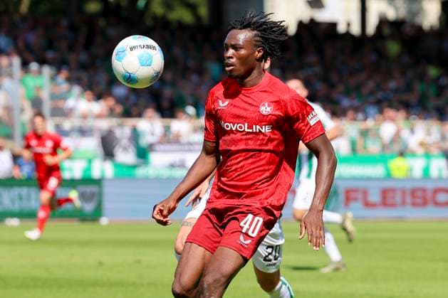 Dickson Abiama (1. FC Kaiserslautern) kontrolliert den Ball, 2. Bundesliga, Preußen Münster vs 1. FC Kaiserslautern, Preußenstadion am 24. August 2024 in Münster, Deutschland. (Foto von Marco Steinbrenner DeFodi Images) Dickson Abiama (1. FC Kaiserslautern) controls the ball, 2. Bundesliga, Preußen Münster vs 1. FC Kaiserslautern, Preußenstadion, August 24, 2024 in Münster, Germany. (Photo by Marco Steinbrenner DeFodi Images) DFB DFL REGULATIONS PROHIBIT ANY USE OF PHOTOGRAPHS AS IMAGE SEQUENCES AND OR QUASI-VIDEO. Defodi-700_scp_fcK_20240824_058