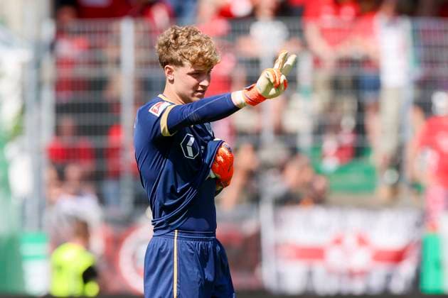 Torhueter Johannes Schenk (SC Preussen Muenster) gestikuliert, 2. Bundesliga, Preußen Münster vs 1. FC Kaiserslautern, Preußenstadion am 24. August 2024 in Münster, Deutschland. (Foto von Marco Steinbrenner DeFodi Images) Torhueter Johannes Schenk (SC Preussen Muenster) gestures, 2. Bundesliga, Preußen Münster vs 1. FC Kaiserslautern, Preußenstadion, August 24, 2024 in Münster, Germany. (Photo by Marco Steinbrenner DeFodi Images) DFB DFL REGULATIONS PROHIBIT ANY USE OF PHOTOGRAPHS AS IMAGE SEQUENCES AND OR QUASI-VIDEO. Defodi-700_scp_fcK_20240824_060