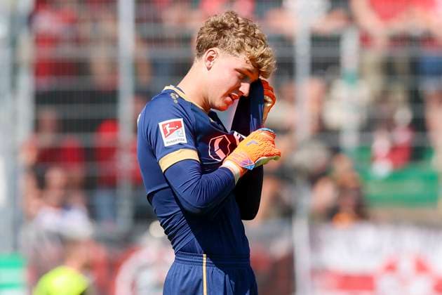 Torhueter Johannes Schenk (SC Preussen Muenster) schaut enttaeuscht, 2. Bundesliga, Preußen Münster vs 1. FC Kaiserslautern, Preußenstadion am 24. August 2024 in Münster, Deutschland. (Foto von Marco Steinbrenner DeFodi Images) Torhueter Johannes Schenk (SC Preussen Muenster) looks dejected, 2. Bundesliga, Preußen Münster vs 1. FC Kaiserslautern, Preußenstadion, August 24, 2024 in Münster, Germany. (Photo by Marco Steinbrenner DeFodi Images) DFB DFL REGULATIONS PROHIBIT ANY USE OF PHOTOGRAPHS AS IMAGE SEQUENCES AND OR QUASI-VIDEO. Defodi-700_scp_fcK_20240824_061