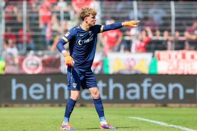 Torhueter Johannes Schenk (SC Preussen Muenster) gestikuliert, 2. Bundesliga, Preußen Münster vs 1. FC Kaiserslautern, Preußenstadion am 24. August 2024 in Münster, Deutschland. (Foto von Marco Steinbrenner DeFodi Images) Torhueter Johannes Schenk (SC Preussen Muenster) gestures, 2. Bundesliga, Preußen Münster vs 1. FC Kaiserslautern, Preußenstadion, August 24, 2024 in Münster, Germany. (Photo by Marco Steinbrenner DeFodi Images) DFB DFL REGULATIONS PROHIBIT ANY USE OF PHOTOGRAPHS AS IMAGE SEQUENCES AND OR QUASI-VIDEO. Defodi-700_scp_fcK_20240824_063