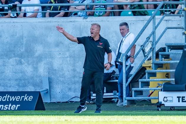 24.08.2024, SC Preußen Münster vs. 1. FC Kaiserslautern, 2. Bundesliga, 3. Spieltag Markus Anfang (1. FC Kaiserslautern, Trainer) gestikuliert und dirigiert Wichtiger Hinweis: Gemaess den Vorgaben der DFL Deutsche Fussball Liga bzw. des DFB Deutscher Fussball-Bund ist es untersagt, in dem Stadion und oder vom Spiel angefertigte Fotoaufnahmen in Form von Sequenzbildern und oder videoaehnlichen Fotostrecken zu verwerten Foto: Bahho Kara Kirchner-Media