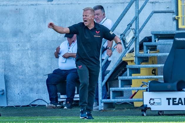 24.08.2024, SC Preußen Münster vs. 1. FC Kaiserslautern, 2. Bundesliga, 3. Spieltag Markus Anfang (1. FC Kaiserslautern, Trainer) gestikuliert und dirigiert Wichtiger Hinweis: Gemaess den Vorgaben der DFL Deutsche Fussball Liga bzw. des DFB Deutscher Fussball-Bund ist es untersagt, in dem Stadion und oder vom Spiel angefertigte Fotoaufnahmen in Form von Sequenzbildern und oder videoaehnlichen Fotostrecken zu verwerten Foto: Bahho Kara Kirchner-Media