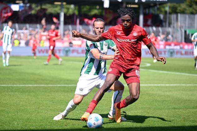 24.08.2024, Fussball, 2. Bundesliga, 3. Spieltag Saison 2024 2025, Preußen Münster - 1. FC Kaiserslautern, Jorrit Hendrix (SC Preussen Münster), Dickson Abiama (1. FC Kaiserslautern) xRHR-FOTO TKx