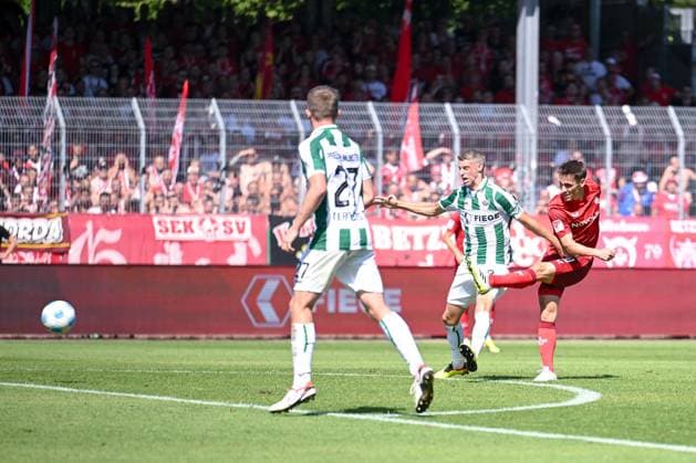 24.08.2024, Fussball, 2. Bundesliga, 3. Spieltag Saison 2024 2025, Preußen Münster - 1. FC Kaiserslautern, Marc Lorenz (SC Preussen Münster), Daniel Hanslik (1. FC Kaiserslautern) xRHR-FOTO TKx