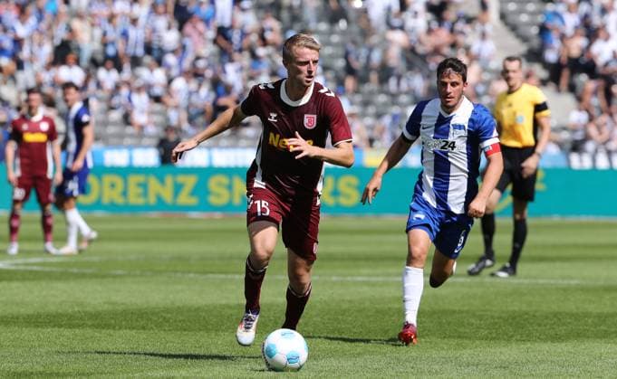 Sebastian Ernst, Diego Demme Zweikampf Spielszene Aktion Fußball Fussball DFL 2.Bundesliga Herren 3.Spieltag Saison 2024 2025 24.08.2024 Hertha BSC Berlin vs. SSV Jahn Regensburg DFL regulations prohibit any use of photographs as image sequences and or quasi-video