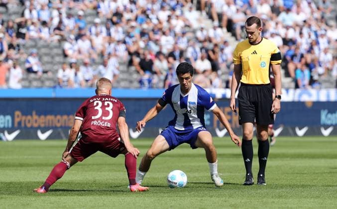 Kai Pröger, Ibrahim Maza, Schiedsrichter Richard Hempel Zweikampf Spielszene Aktion Fußball Fussball DFL 2.Bundesliga Herren 3.Spieltag Saison 2024 2025 24.08.2024 Hertha BSC Berlin vs. SSV Jahn Regensburg DFL regulations prohibit any use of photographs as image sequences and or quasi-video