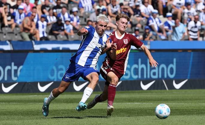Marten Winkler im Zweikampf mit Dominik Kother Spielszene Aktion Fußball Fussball DFL 2.Bundesliga Herren 3.Spieltag Saison 2024 2025 24.08.2024 Hertha BSC Berlin vs. SSV Jahn Regensburg DFL regulations prohibit any use of photographs as image sequences and or quasi-video