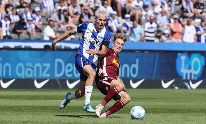 Marten Winkler im Zweikampf mit Dominik Kother Spielszene Aktion Fußball Fussball DFL 2.Bundesliga Herren 3.Spieltag Saison 2024 2025 24.08.2024 Hertha BSC Berlin vs. SSV Jahn Regensburg DFL regulations prohibit any use of photographs as image sequences and or quasi-video